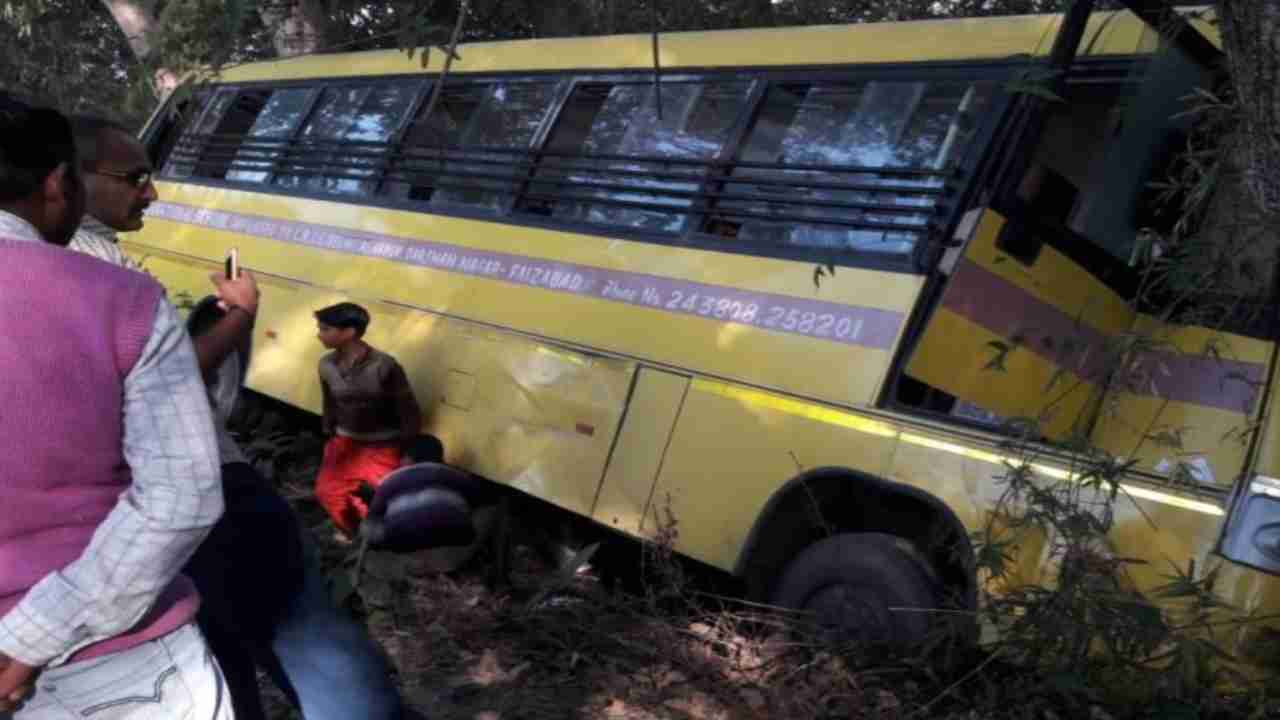 Bus carrying students meets with mishap in Ayodhya