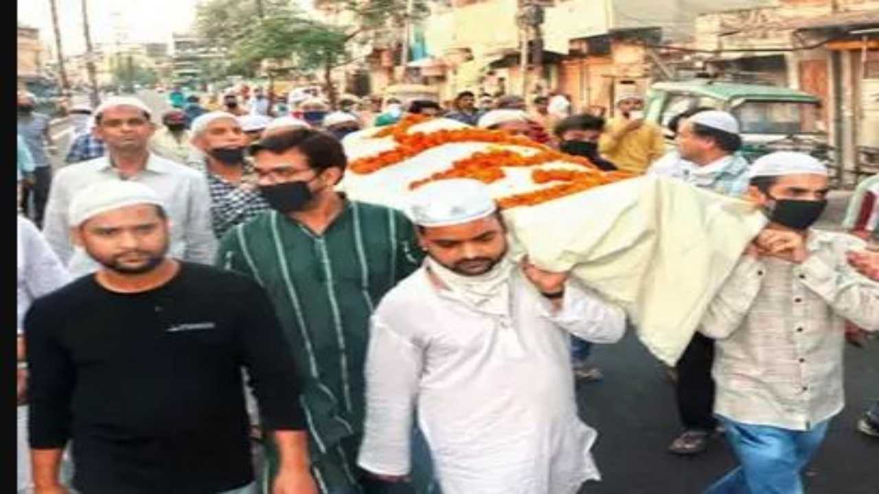 UP: Fasting Muslim men take out funeral procession of Hindu priest in Meerut