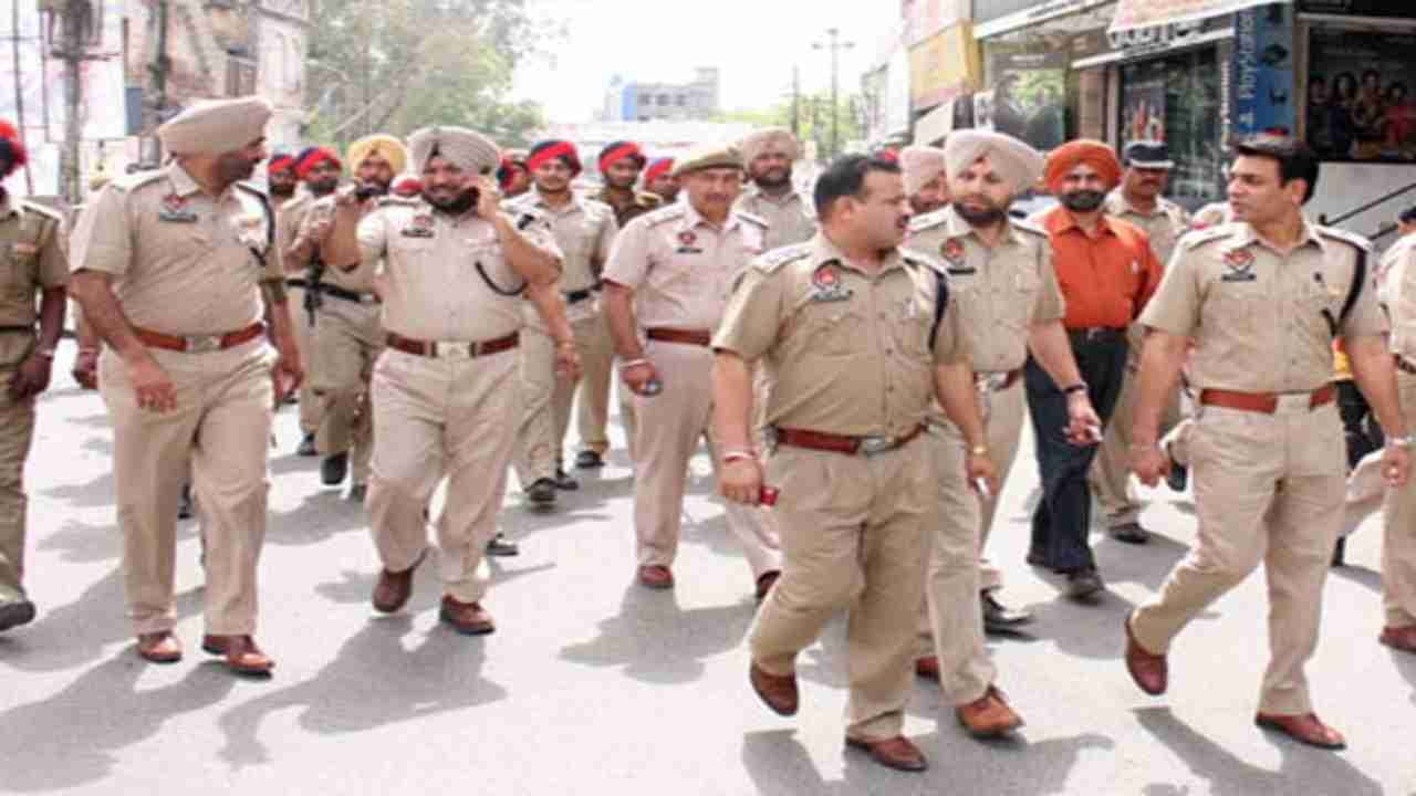 Policeman dragged on bonnet in Punjab amid coronavirus lockdown