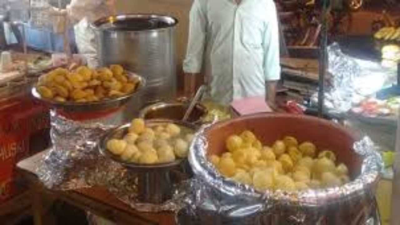 Delhi: Street vendors re-open Pani Puri, Paapdi Chaat stalls in Chawri Bazar amid lockdown