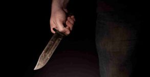 Bengaluru: Youth threatens people with a knife for liquor