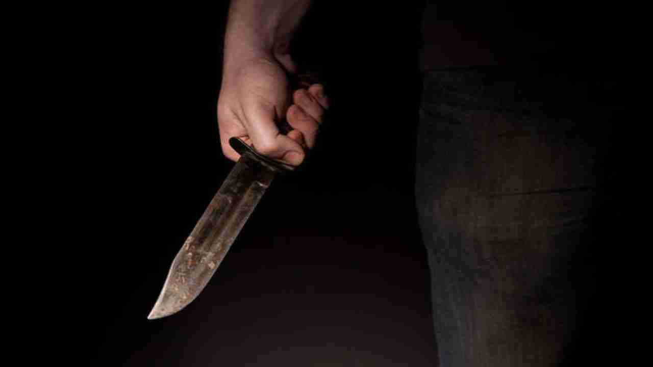 Bengaluru: Youth threatens people with a knife for liquor