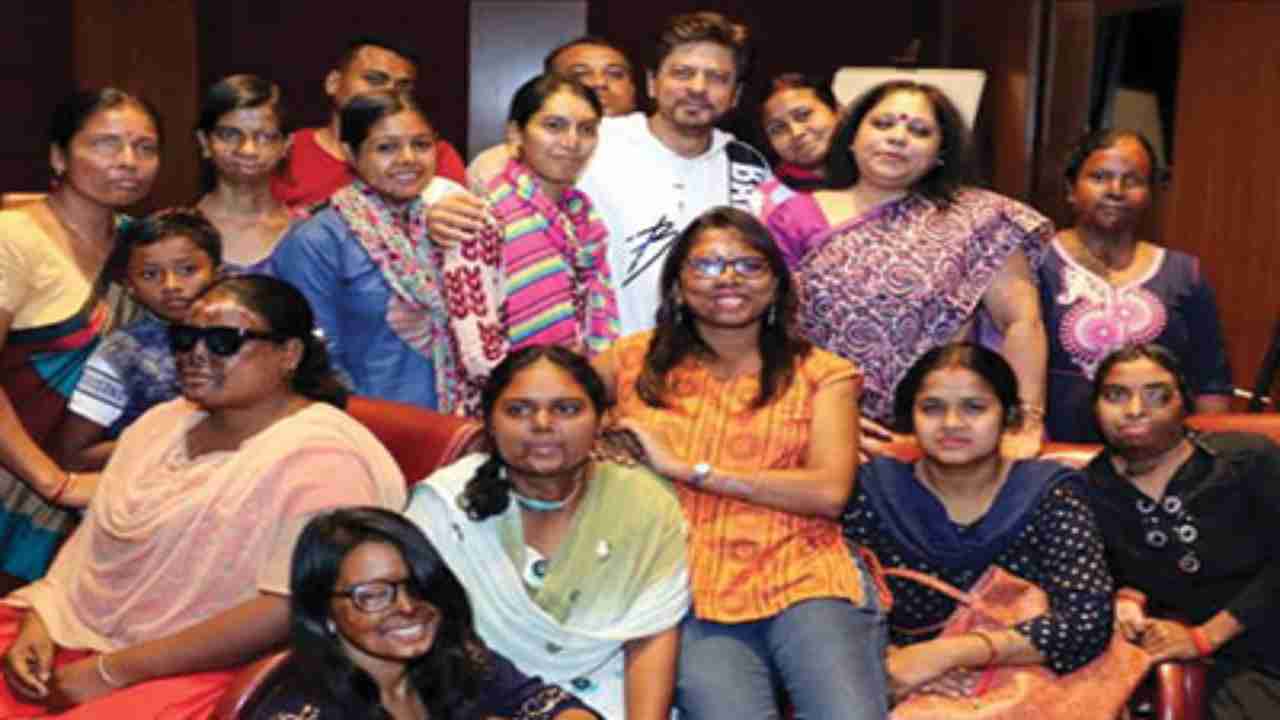 SRK urges fans to support healthcare officials through his Meer Foundation