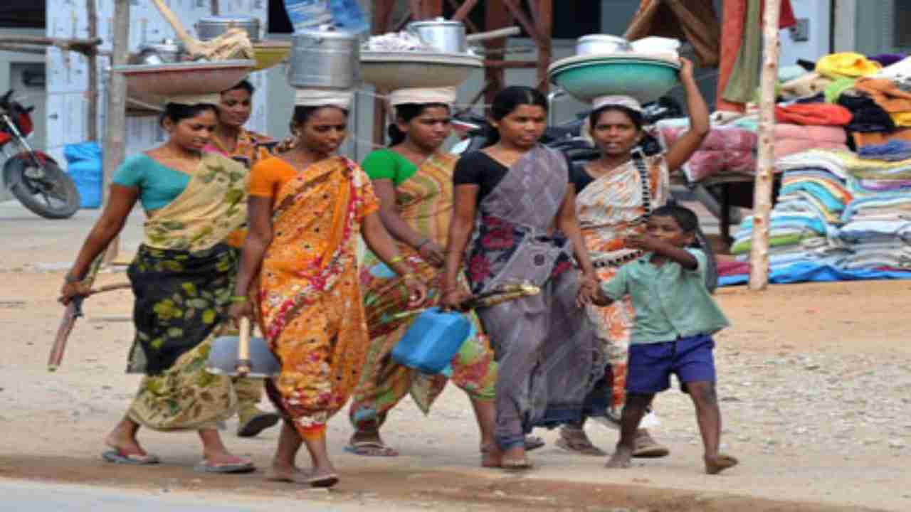Uttar Pradesh: Woman migrant delivers baby under tree after 500 km on foot