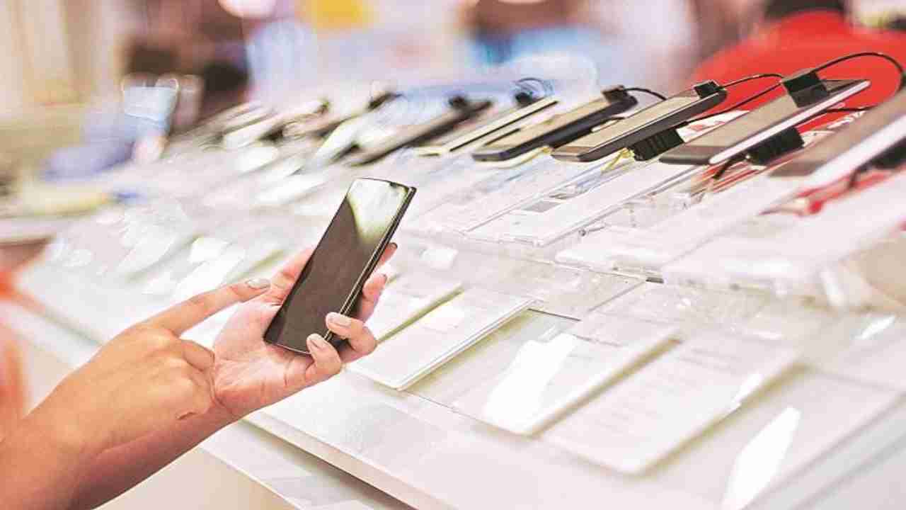India online smartphone share to touch record 45% in 2020: Report