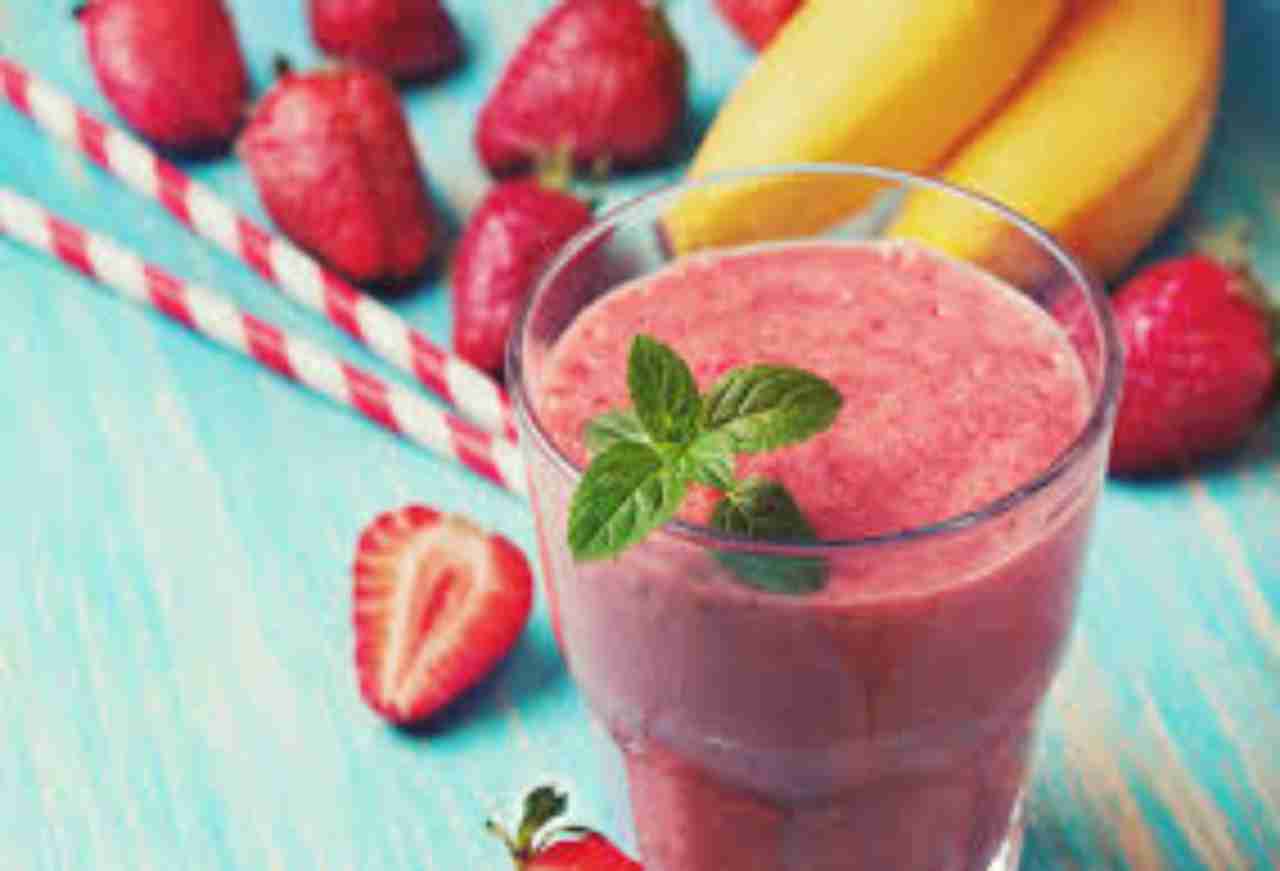 Banana and Strawberry Weight Gainer Smoothie: