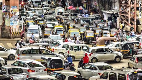 'Pati, Patni aur Woh' spat spills on to Mumbai road