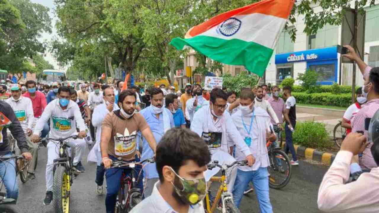 Delhi Congress chief Anil Kumar Chaudhary takes out 'cycle yatra' against fuel price hike