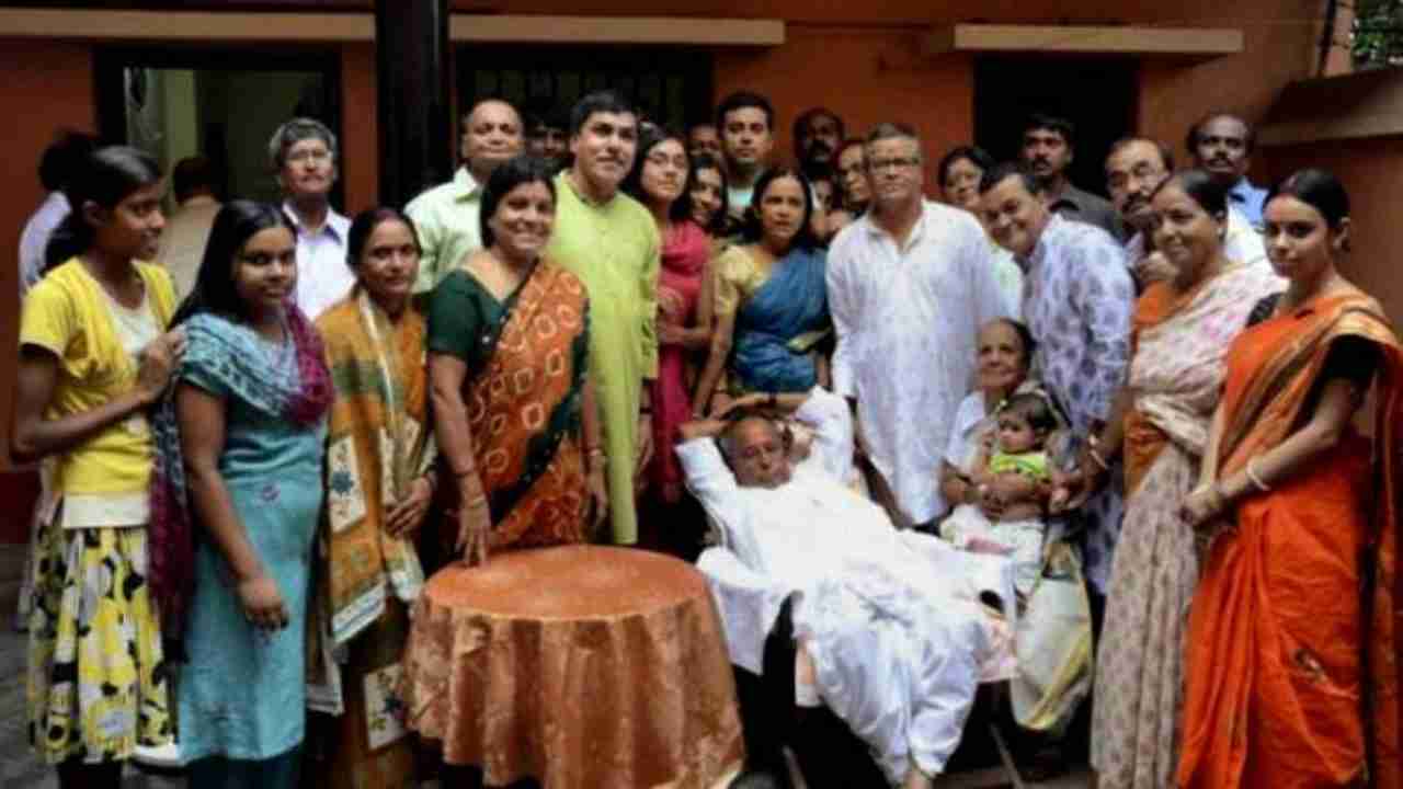 Pranab Mukherjee With His Family 1 