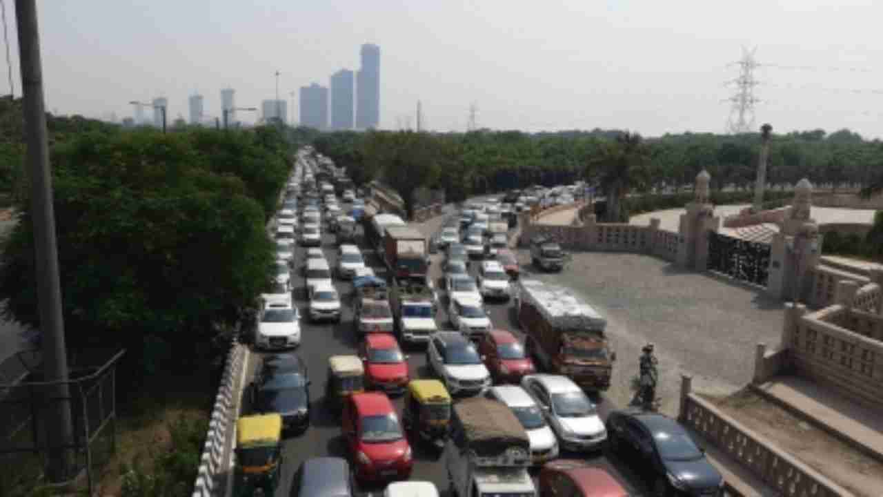 Farm Bills: Traffic flow disrupted as farmers reach Delhi's Chilla border