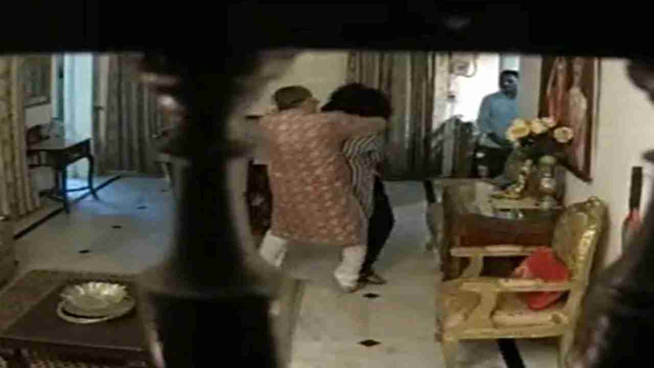 Madhya Pradesh: DG Purushottam Sharma brutally assaults his wife, caught on camera