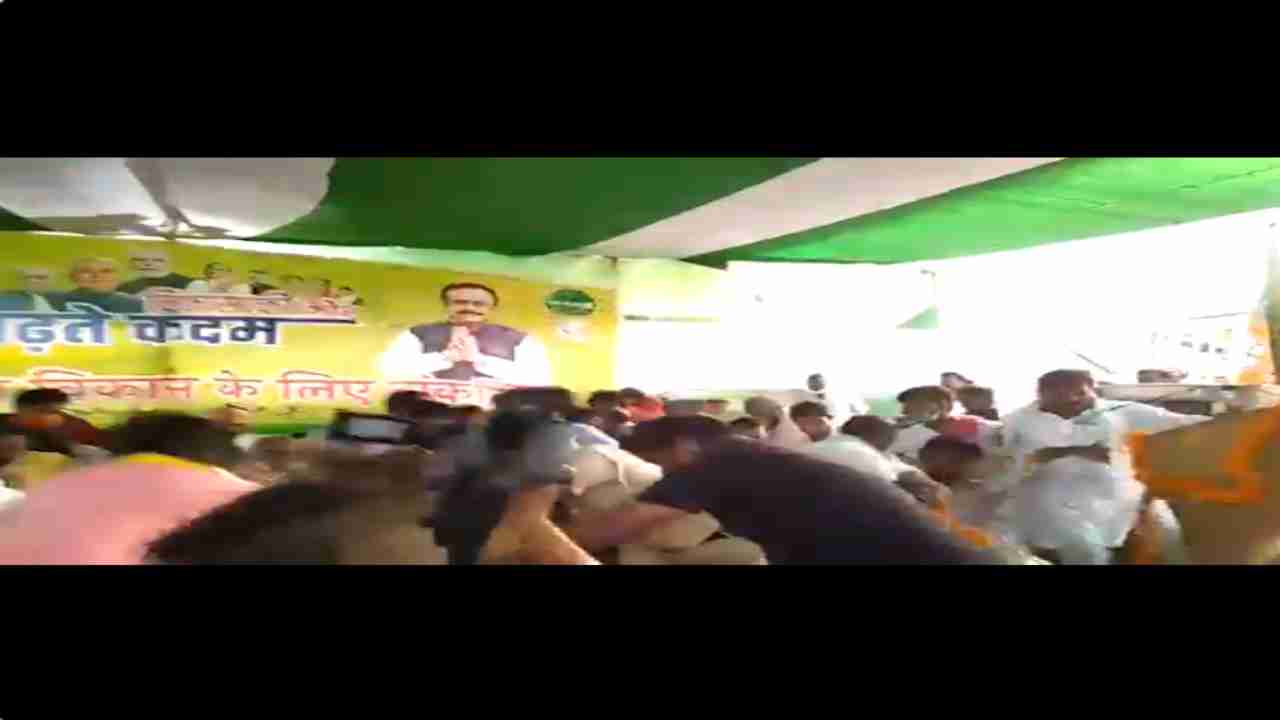 Bihar Polls 2020: Stage breaks down during Chandrika Rai's election rally, several injured