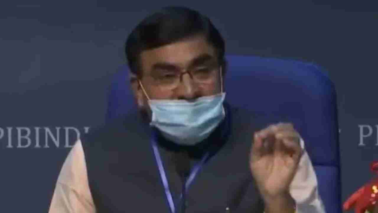 Twitterati mocks Rashtriya Kamdhenu Aayog chief over mobile 'chip' made of cow dung