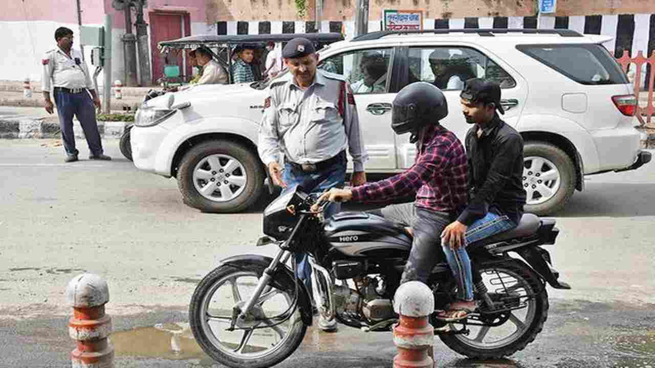 Delhi: Fined for not wearing helmet, youth runs away with Challan machine