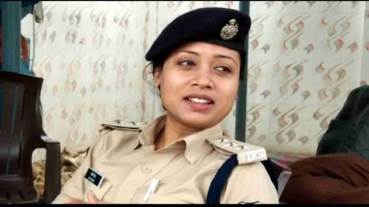 Munger DM, SP Lipi Singh removed, EC asks to submit firing incident inquiry within a week