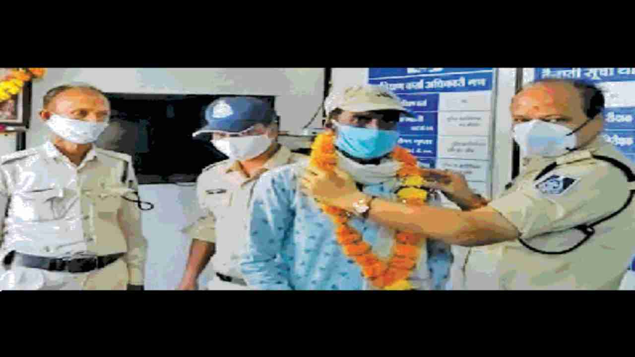 Madhya Pradesh: Man travels 1400 km for 14 days from Bihar to Ujjain only to be garlanded and sent to jail