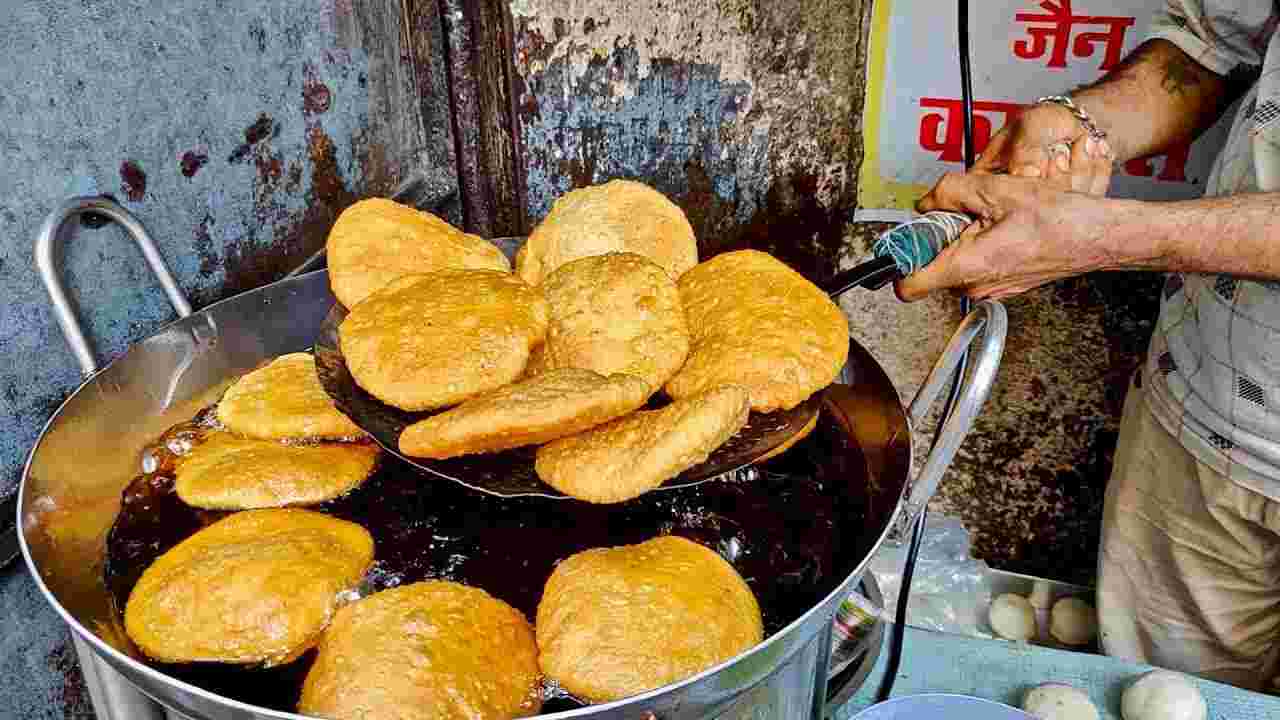 Rajasthan: Kachori-making shops have to hire employees with BSc Chemistry degree to get food licence