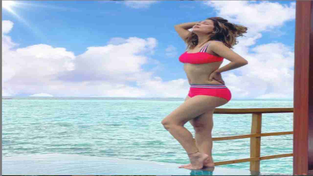 Hina Khan perfect pose in pink bikini oozes oomph, see pictures
