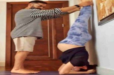 Mom-to-be Anushka Sharma performs headstand with hubby Virat Kohli's support, see pictures