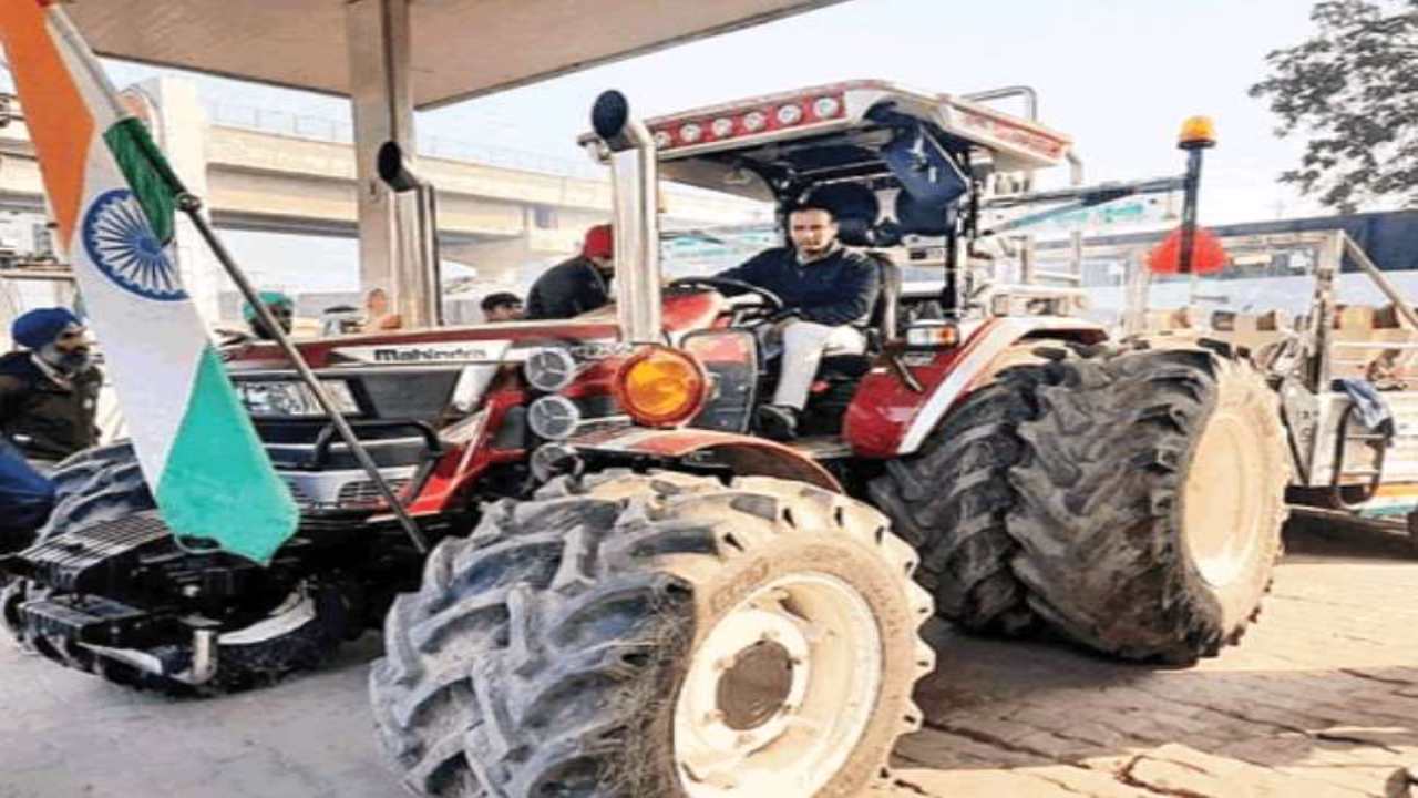 Tractor Rally: After violent clashes with police, farmers swarm Red Fort
