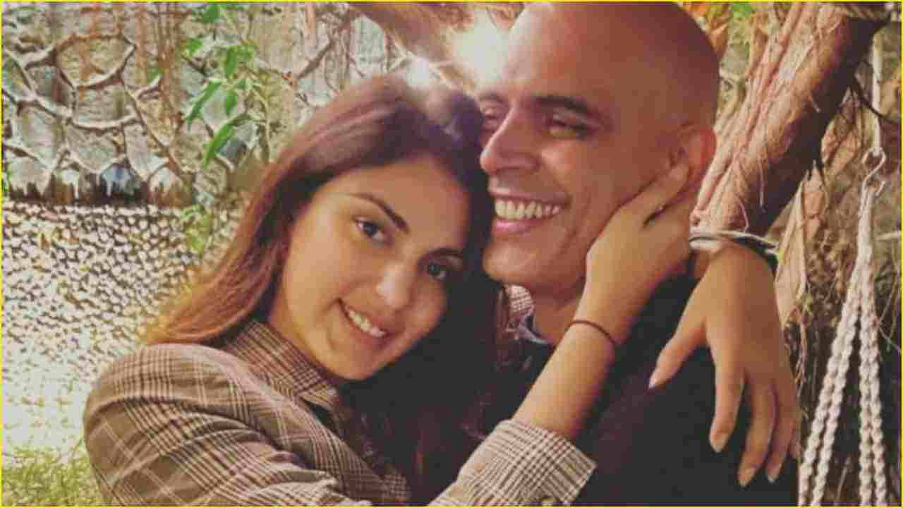 Rajiv Lakshman deletes photos with Rhea Chakraborty; says caused trouble with my irresponsible choice of words