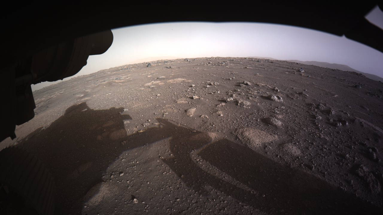 NASA rover sends 1st colour images