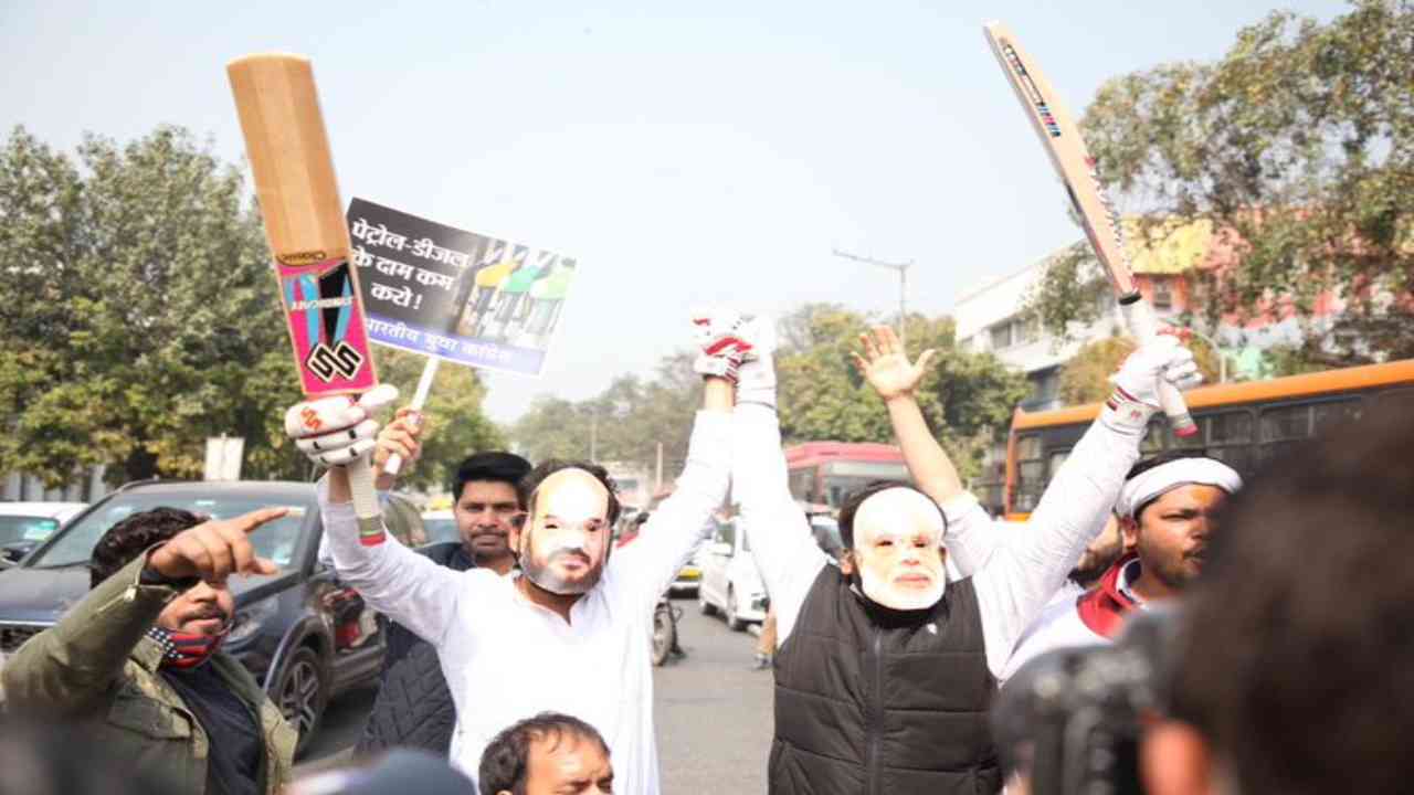 Youth Congress protests against rising fuel prices (1)