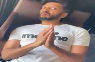 Watch: Genelia Dsouza 'mercilessly' beats up Riteish Deshmukh after he kisses Priety Zinta at award function, video will leave you in splits