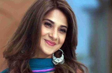 Watch: Jennifer Winget parties hard with pals Riteish Deshmukh, Genelia, Shabir Ahluwalia and Kanchi Kaul