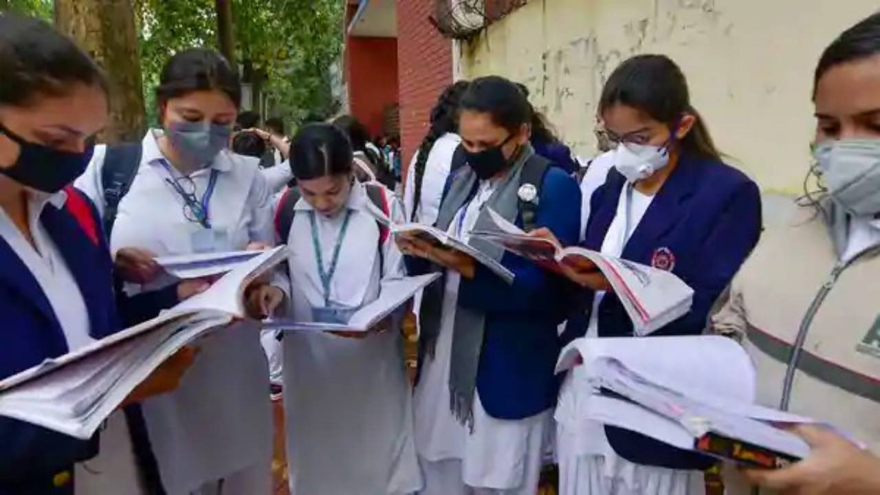 Crisis at UP Board as 27,000 school doesn't have books for English & Commerce students for new session    