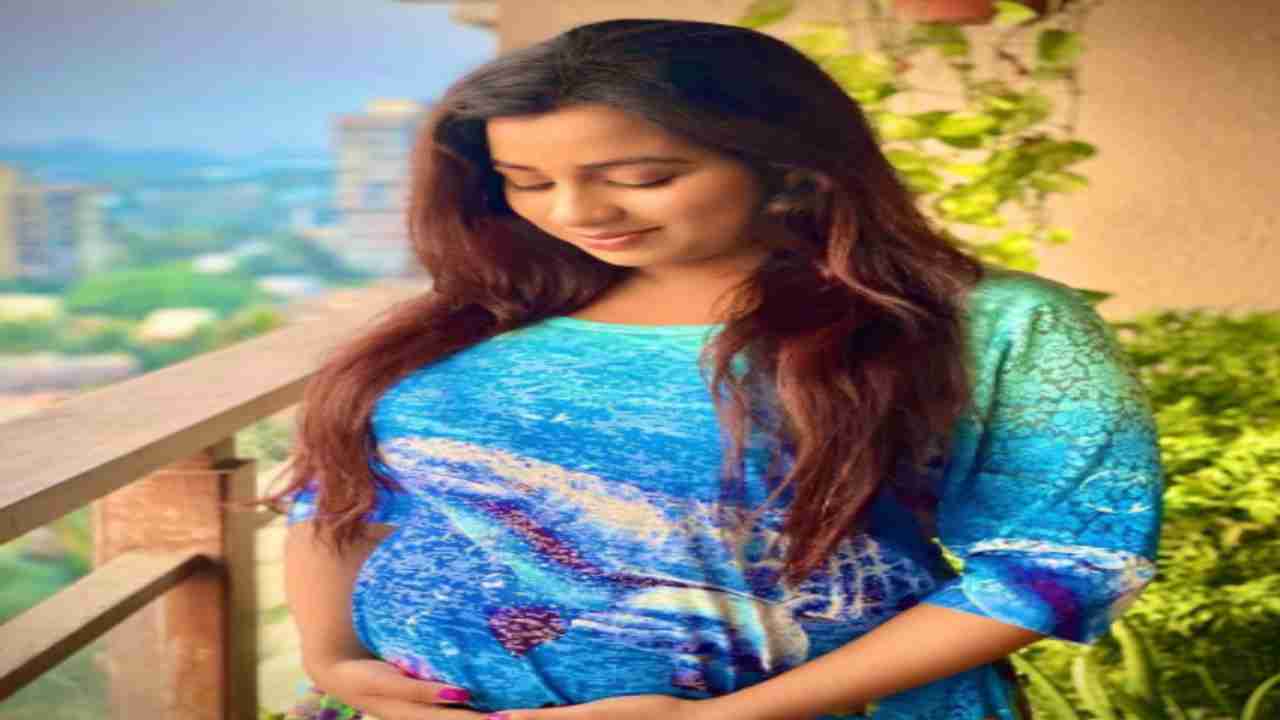 Singer Shreya Ghoshal soon to be mommy, announces pregnancy on social media