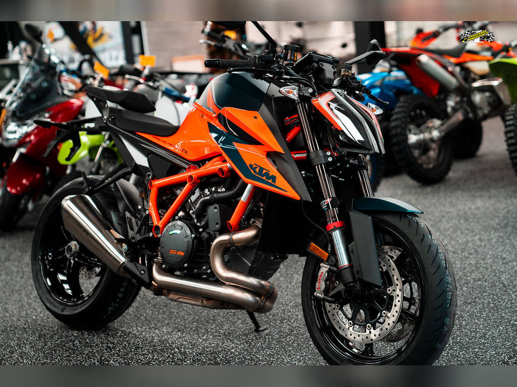 The 2021 KTM 1290 SUPER DUKE RR also boasts a 1:1 power-to-weight ratio, bringing 180 hp and a weight of 180 kg to the fore, not to mention a striking color scheme inspired by the KTM 1290 SUPER DUKE R PROTOTYPE.