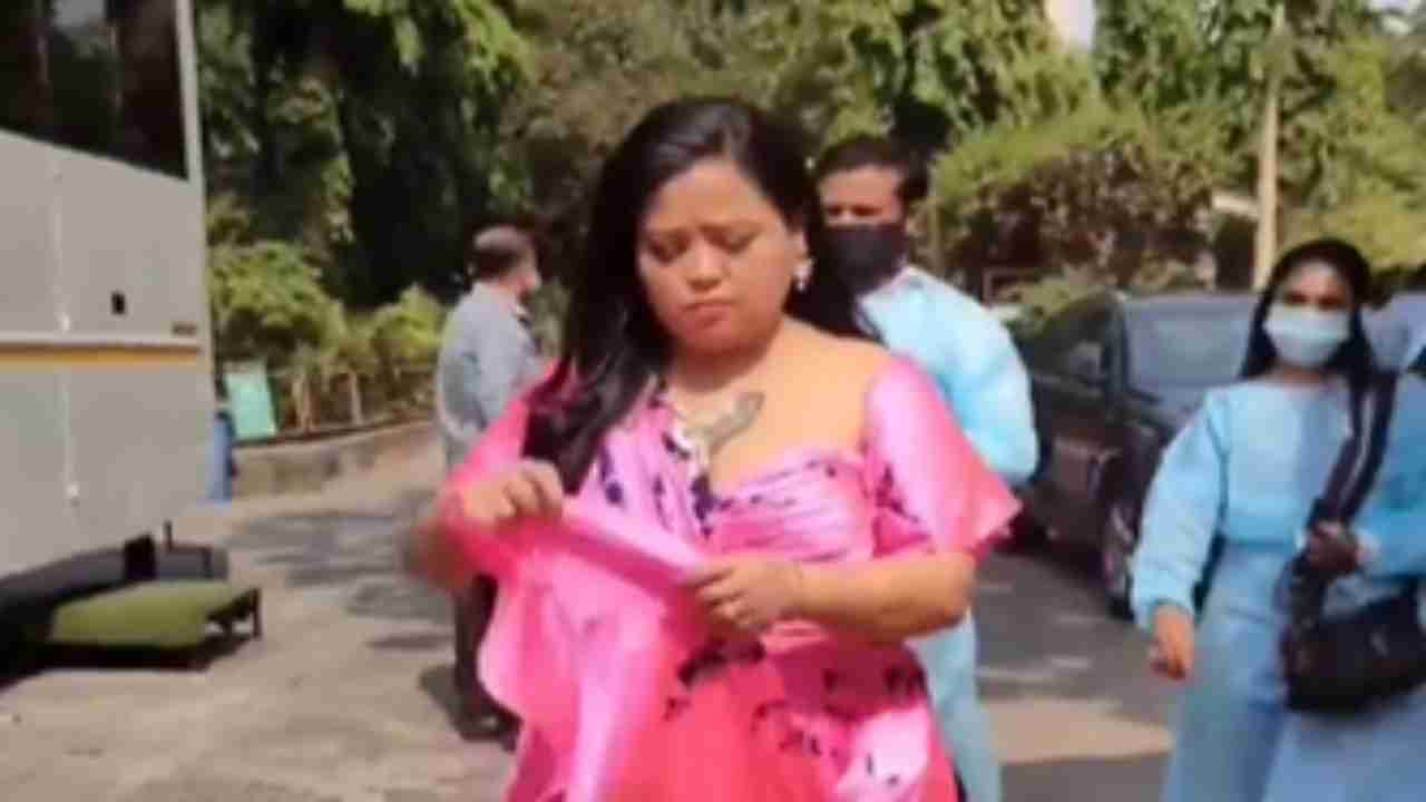 Bharti Singh schools man for not wearing mask, realises she is not wearing one but he is; watch the hilarious video