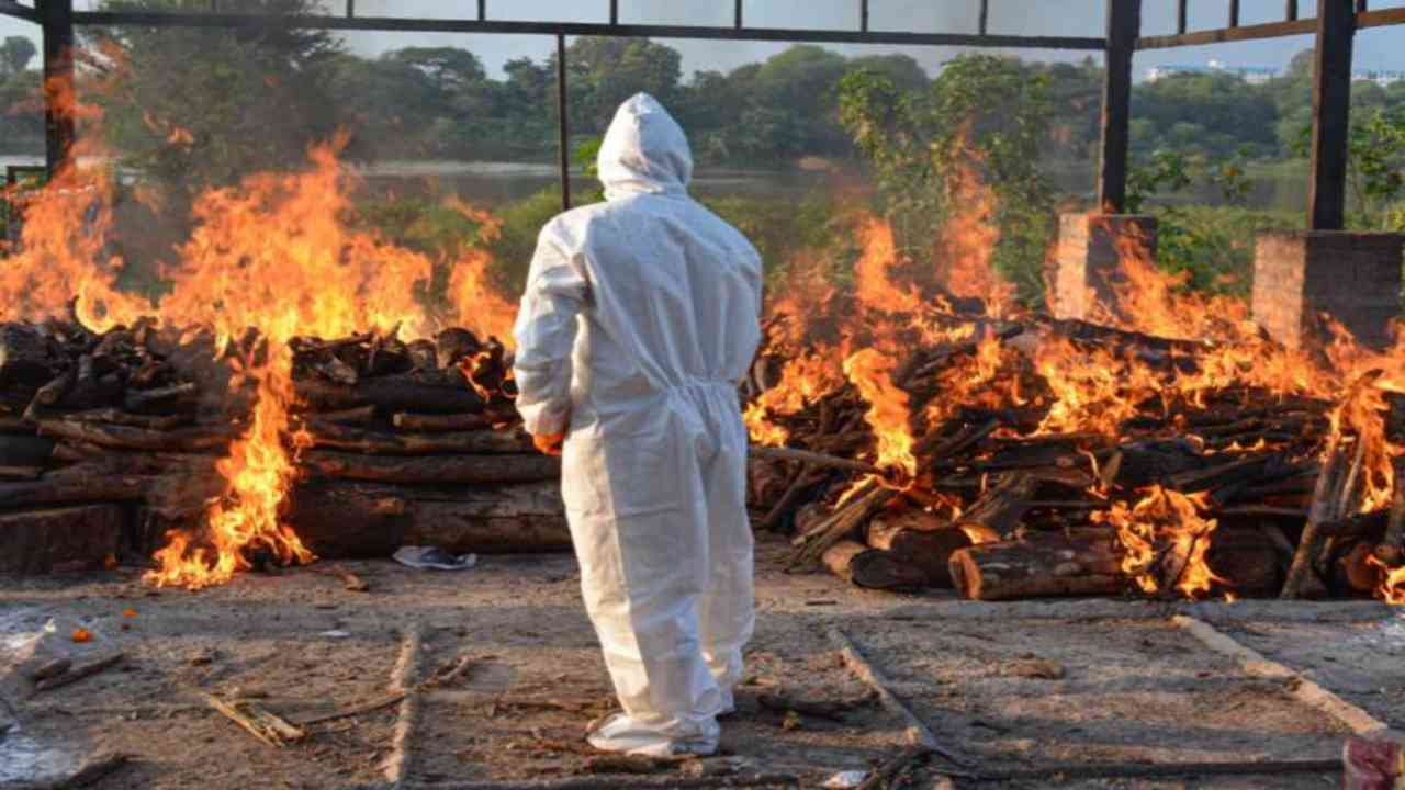 Overburdened crematorium staff unable handle more bodies in Bengaluru