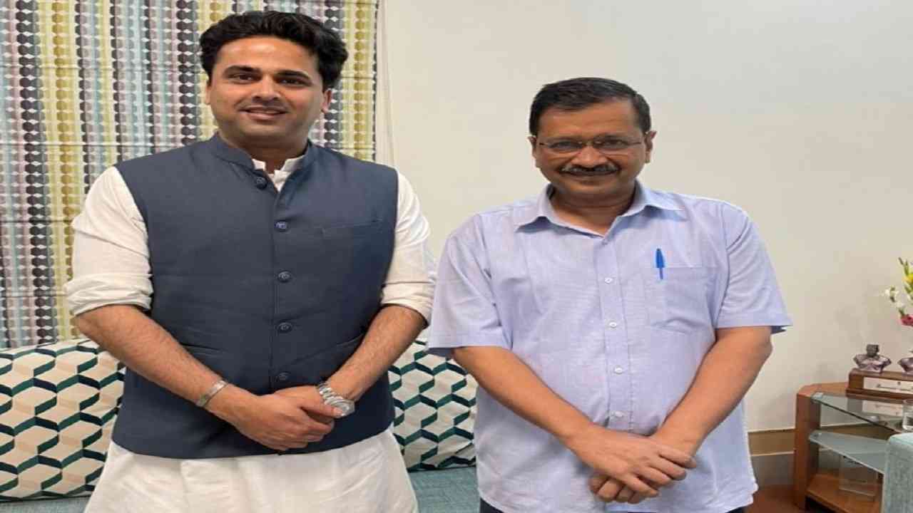Speculation mounts as Ahmed Patel's son Faisal meets Kejriwal