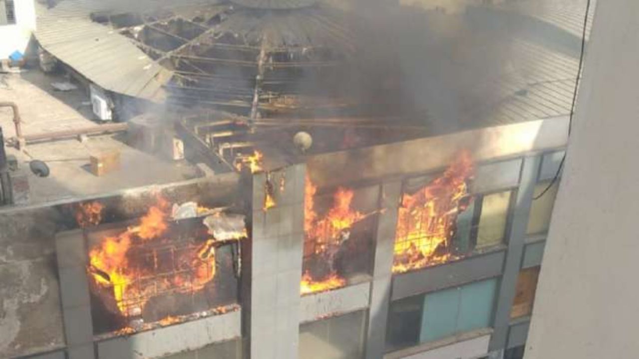 Ghaziabad: Massive fire at Jaipuria Mall, rescue work on