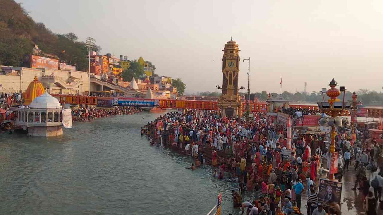 Kumbh Mela: Thousands take dip in Ganga on Shahi Snan amid rising COVID cases
