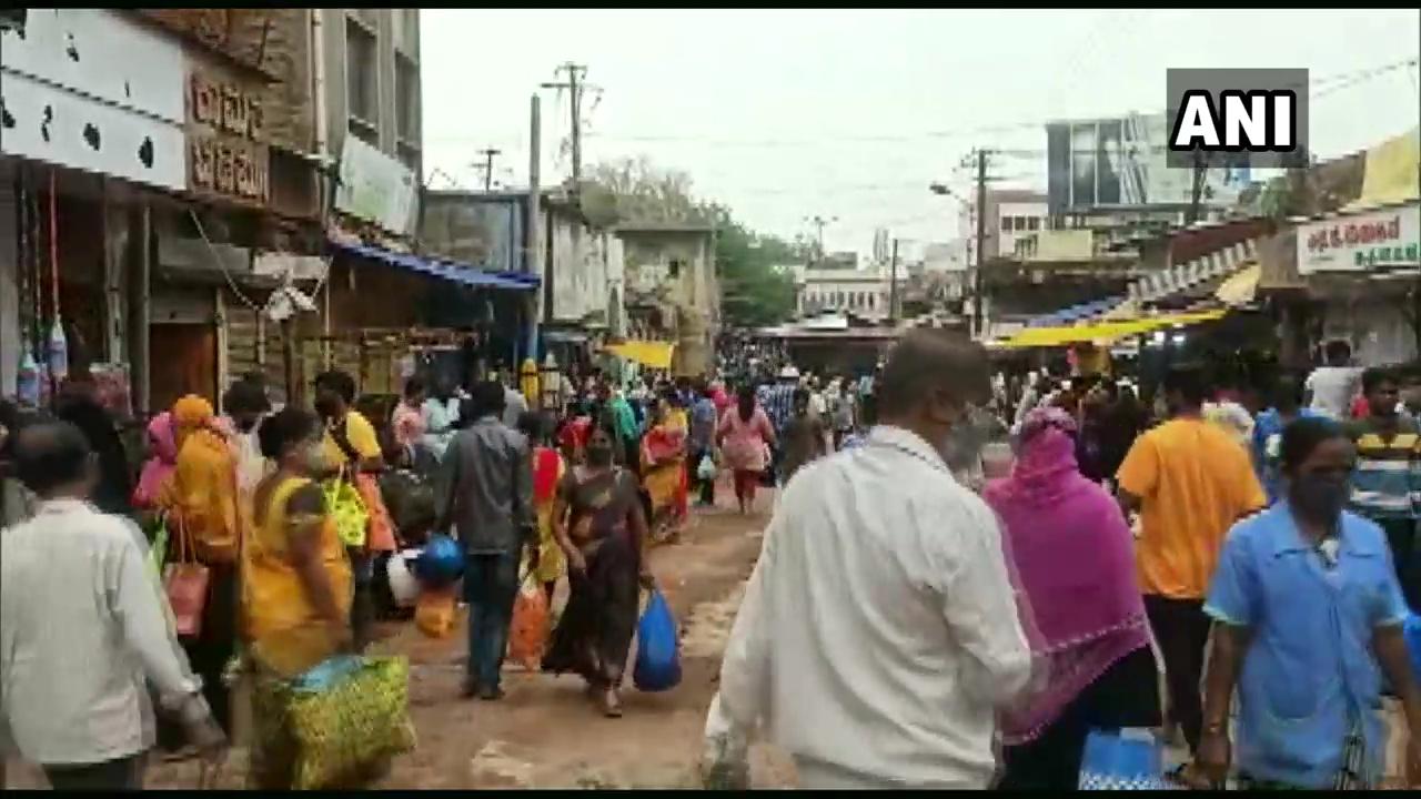 Karnataka: People throng Hubli market, flout COVID protocols