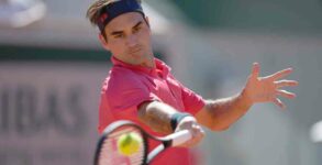 Roger Federer, Daniil Medvedev cruise into French Open second round