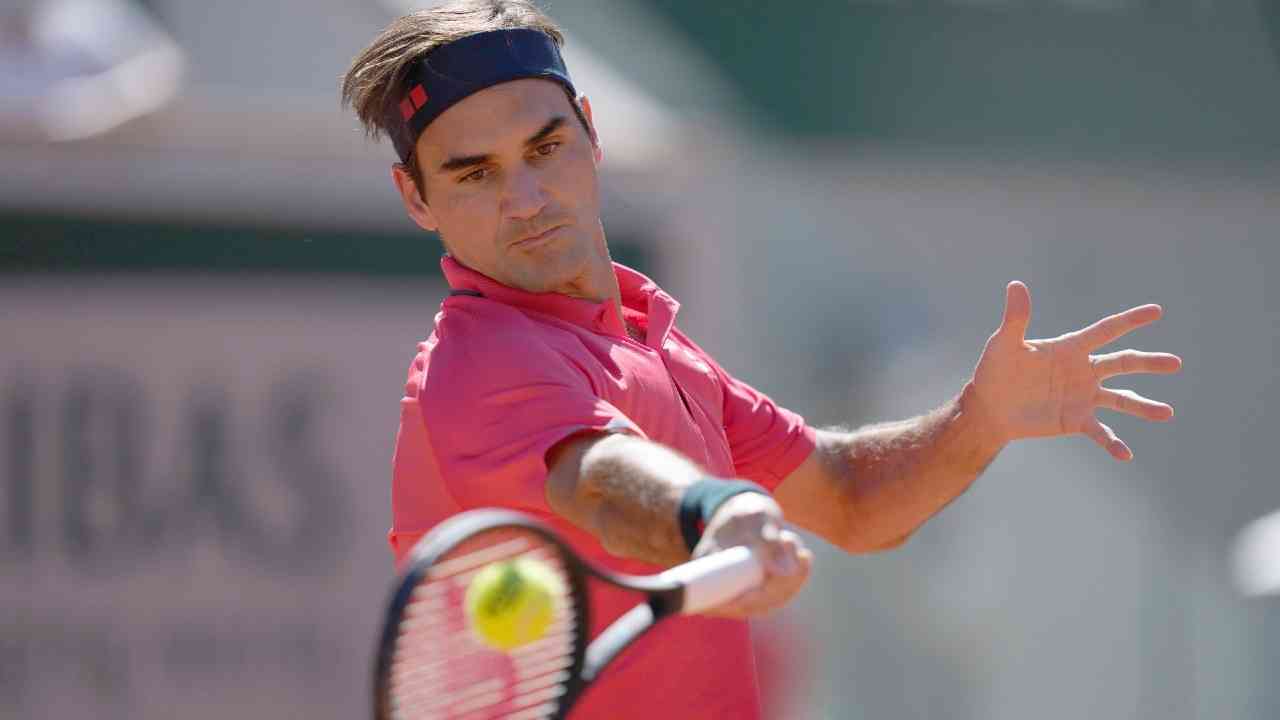 Roger Federer, Daniil Medvedev cruise into French Open second round