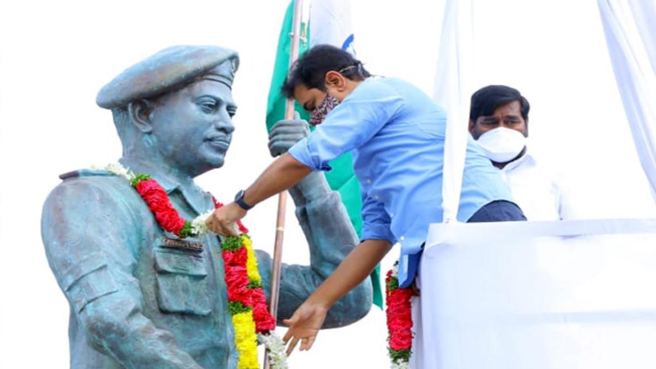 Statue of Colonel martyred in Galwan clash unveiled in Telangana