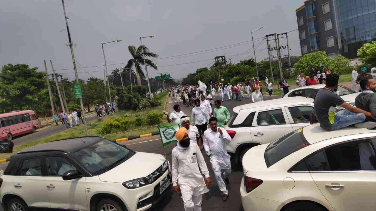 Thousands of farmers march towards Chandigarh from Punjab, Haryana