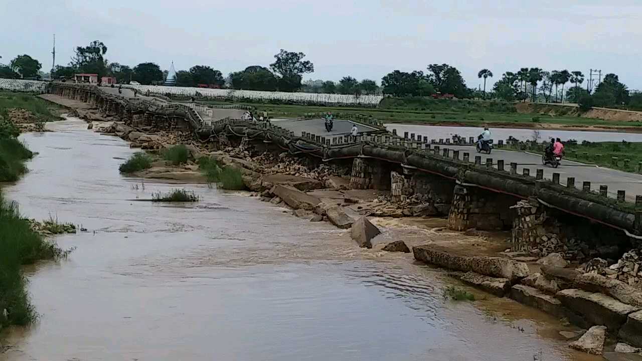 Amid continuous rainfall, the water level of several rivers in Bihar are flowing at the danger level or above in various districts. Gandak, Burhi Gandak, Kamla Balan, Kosi, Mahananda, Parman rivers are flowing above danger mark in North Bihar and Seemanchal area, the water level of Ganga river also rose to 2.67 meter above danger mark in Patna in the last 24 hours.