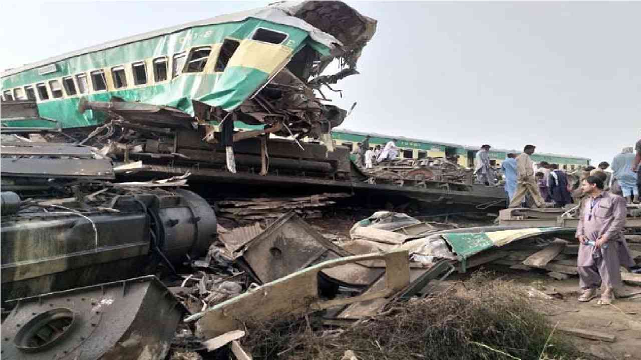 2 trains collide in Pakistan; 30 killed, 50 injured