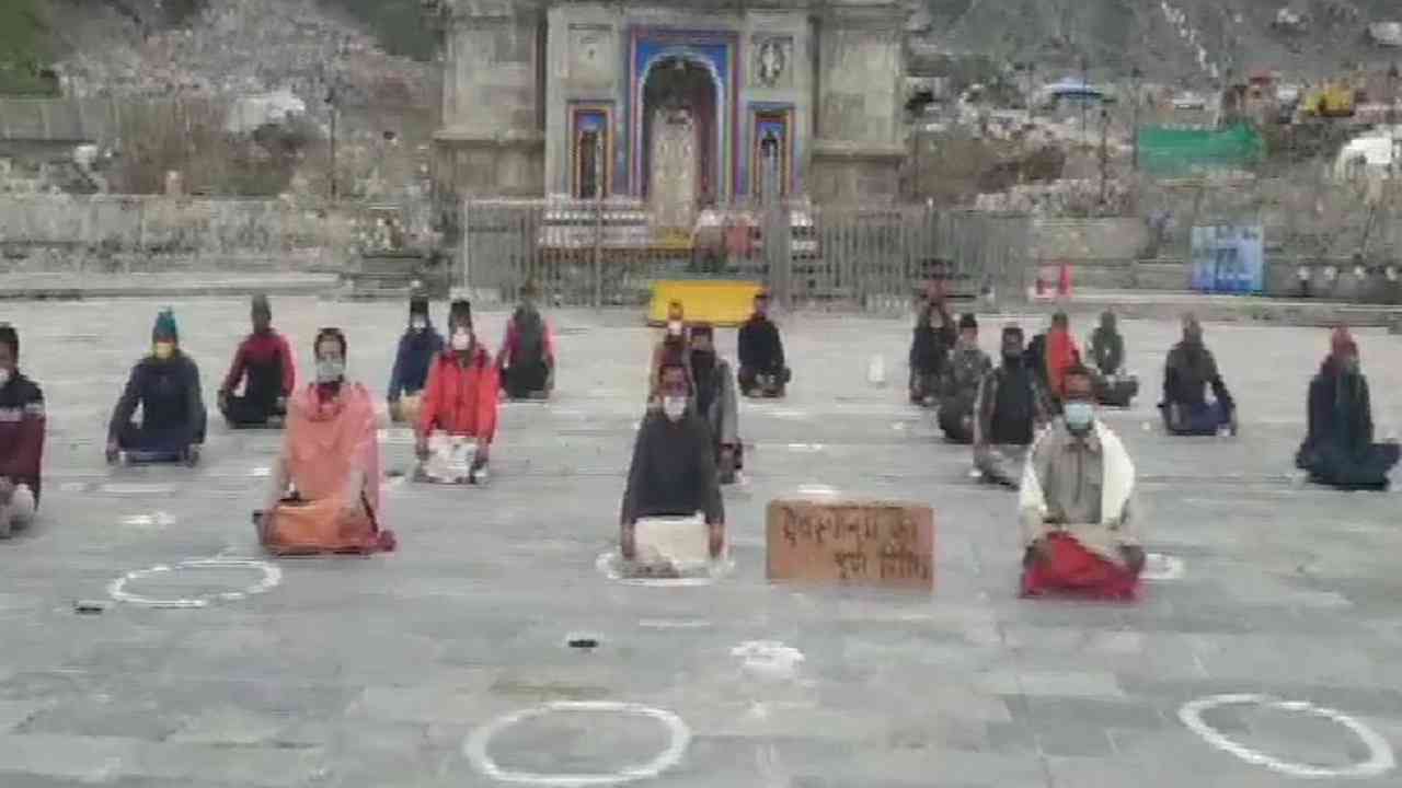 Kedarnath priests continue sit-in protest to disband Devasthanam Board