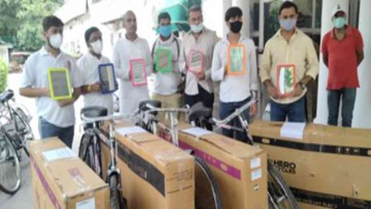 Youth Congress sends bicycles to Modi, Shah over fuel price rise