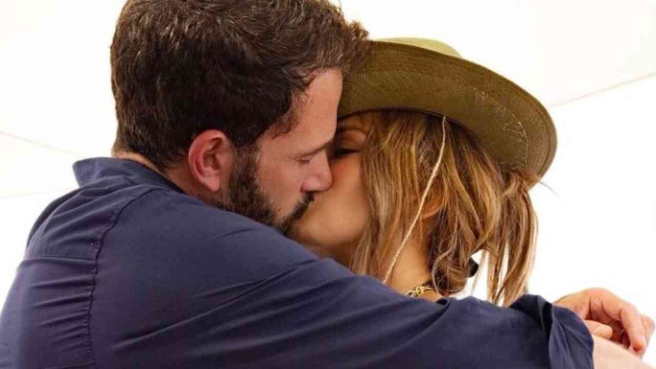 Jennifer Lopez, Ben Affleck make relationship official, seal it with a kiss