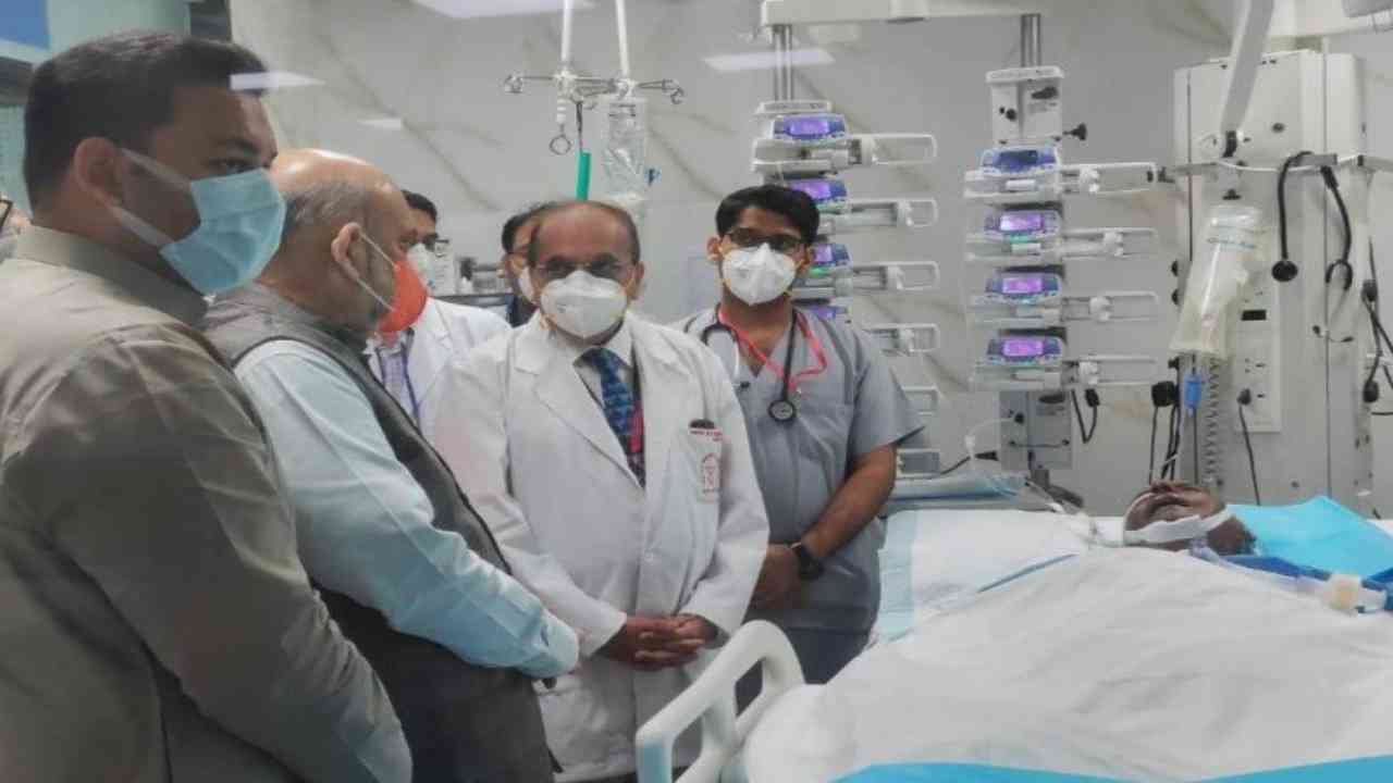 Amit Shah visits Kalyan Singh in hospital