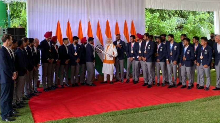 PM Narendra Modi with the India Hockey men's team.