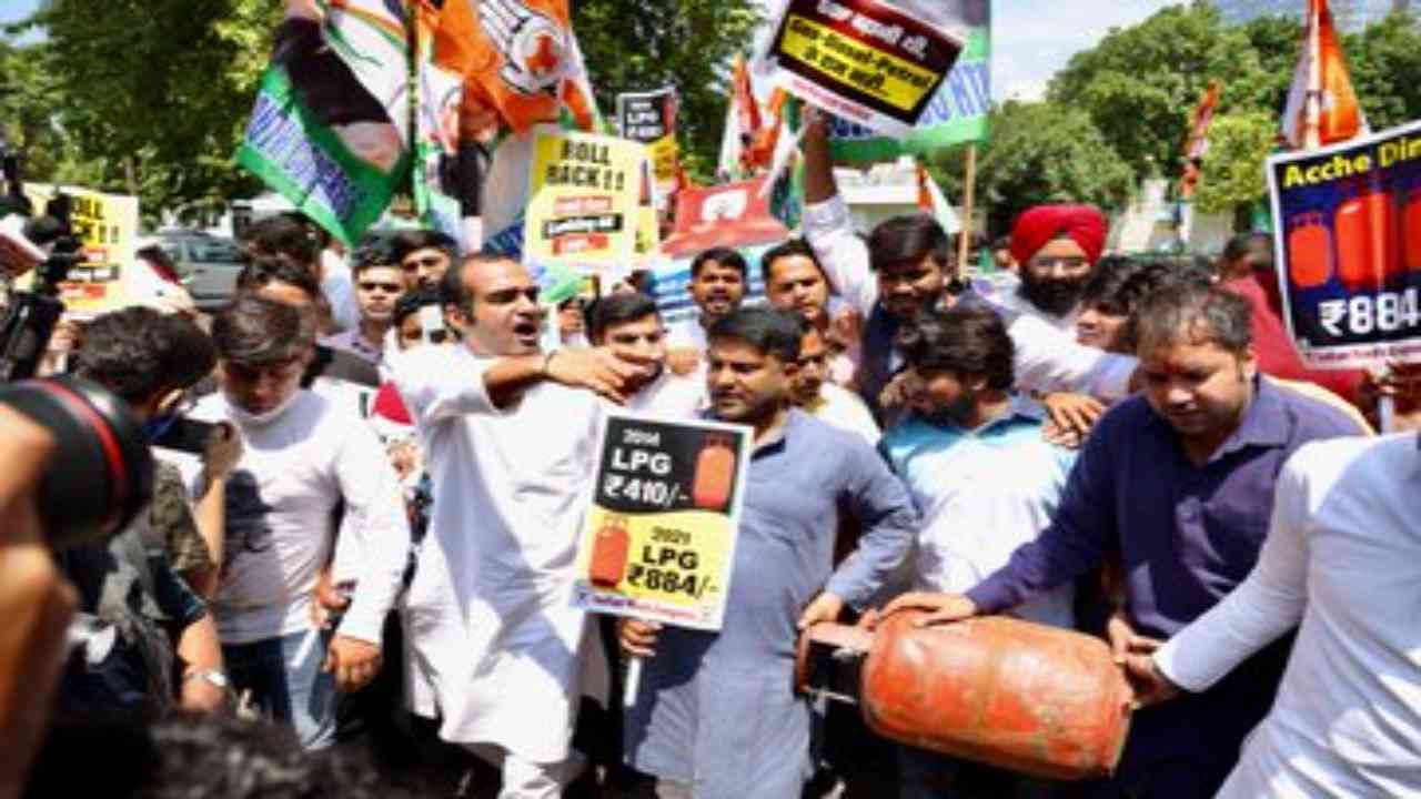 Indian Youth Congress stages protest in front of Petroleum Ministry against rising fuel prices